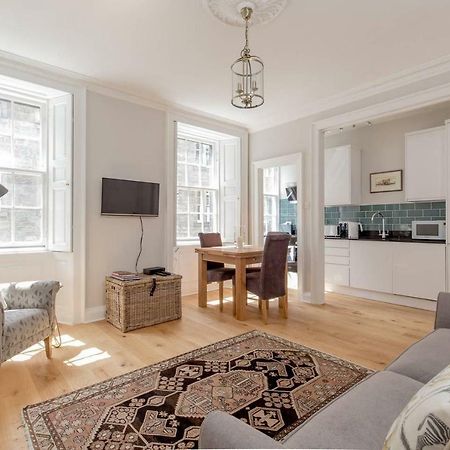 Altido Elegant Georgian 2-Bedrm Apt In Heart Of Old Town Edimburgo Exterior foto