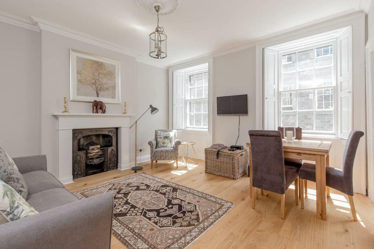 Altido Elegant Georgian 2-Bedrm Apt In Heart Of Old Town Edimburgo Exterior foto