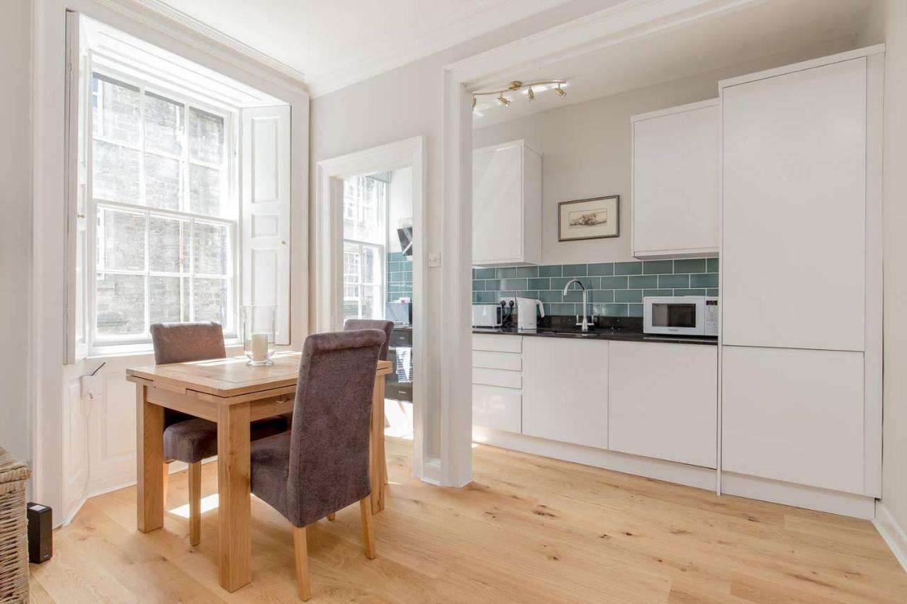 Altido Elegant Georgian 2-Bedrm Apt In Heart Of Old Town Edimburgo Exterior foto