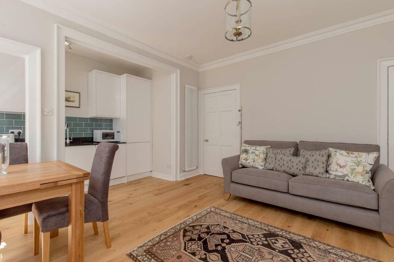 Altido Elegant Georgian 2-Bedrm Apt In Heart Of Old Town Edimburgo Exterior foto