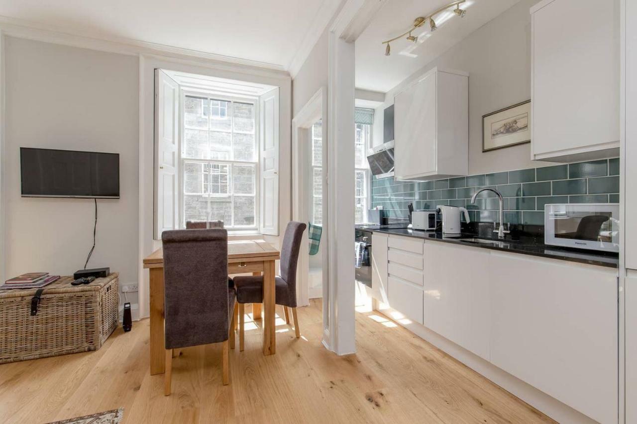 Altido Elegant Georgian 2-Bedrm Apt In Heart Of Old Town Edimburgo Exterior foto