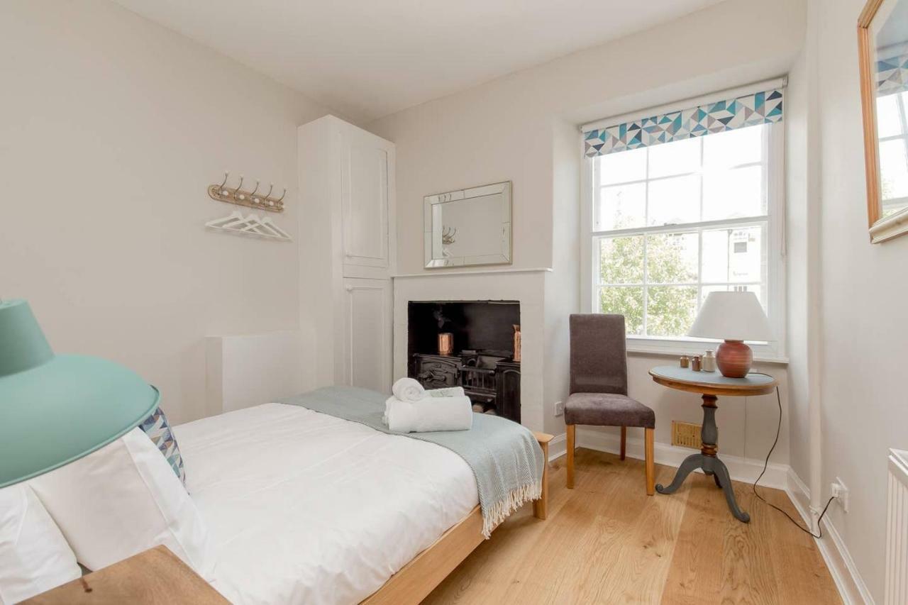 Altido Elegant Georgian 2-Bedrm Apt In Heart Of Old Town Edimburgo Exterior foto
