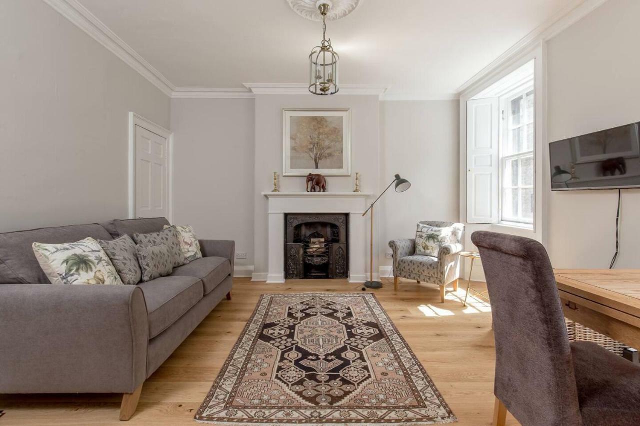 Altido Elegant Georgian 2-Bedrm Apt In Heart Of Old Town Edimburgo Exterior foto