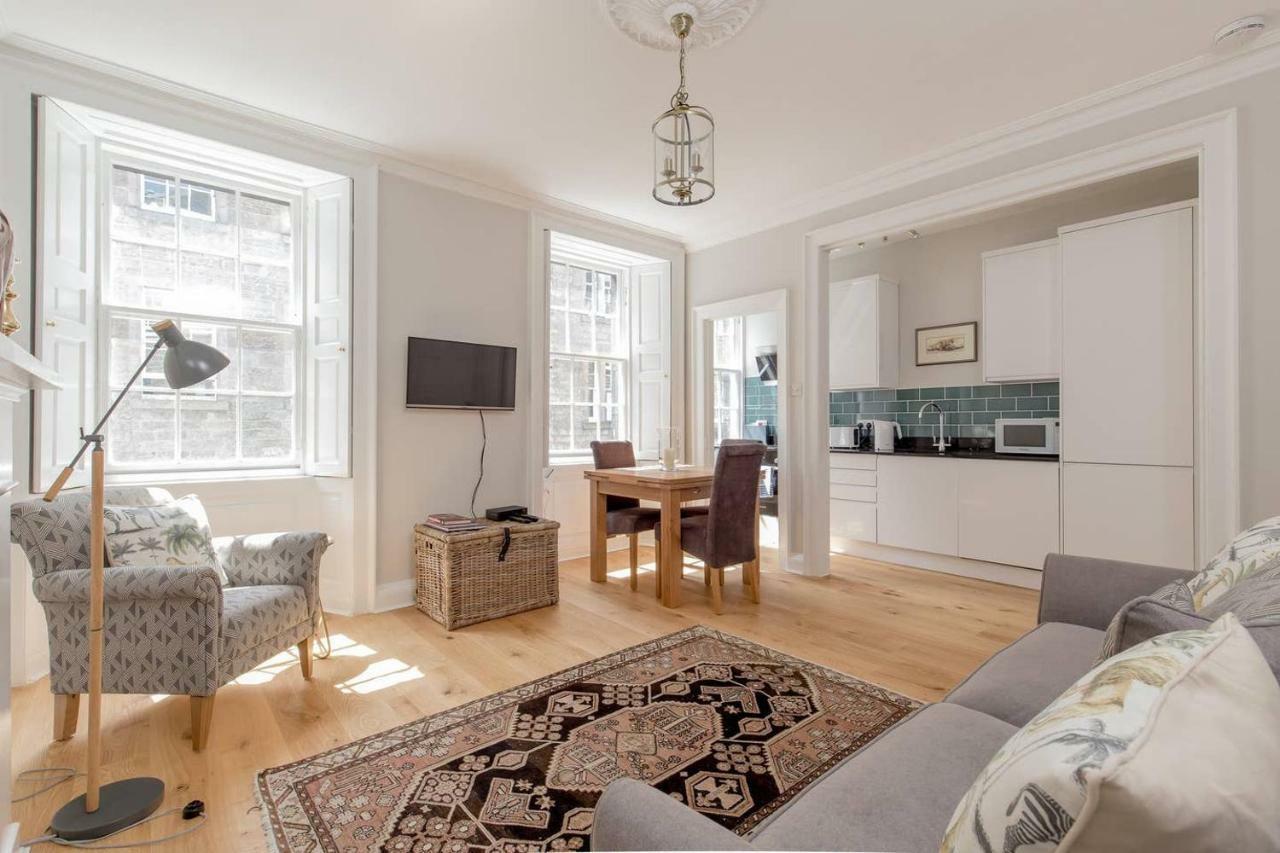 Altido Elegant Georgian 2-Bedrm Apt In Heart Of Old Town Edimburgo Exterior foto