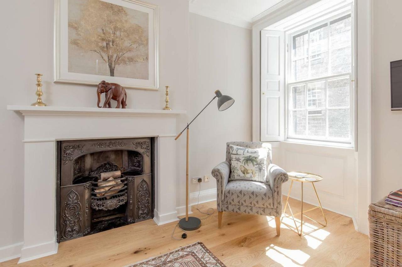 Altido Elegant Georgian 2-Bedrm Apt In Heart Of Old Town Edimburgo Exterior foto