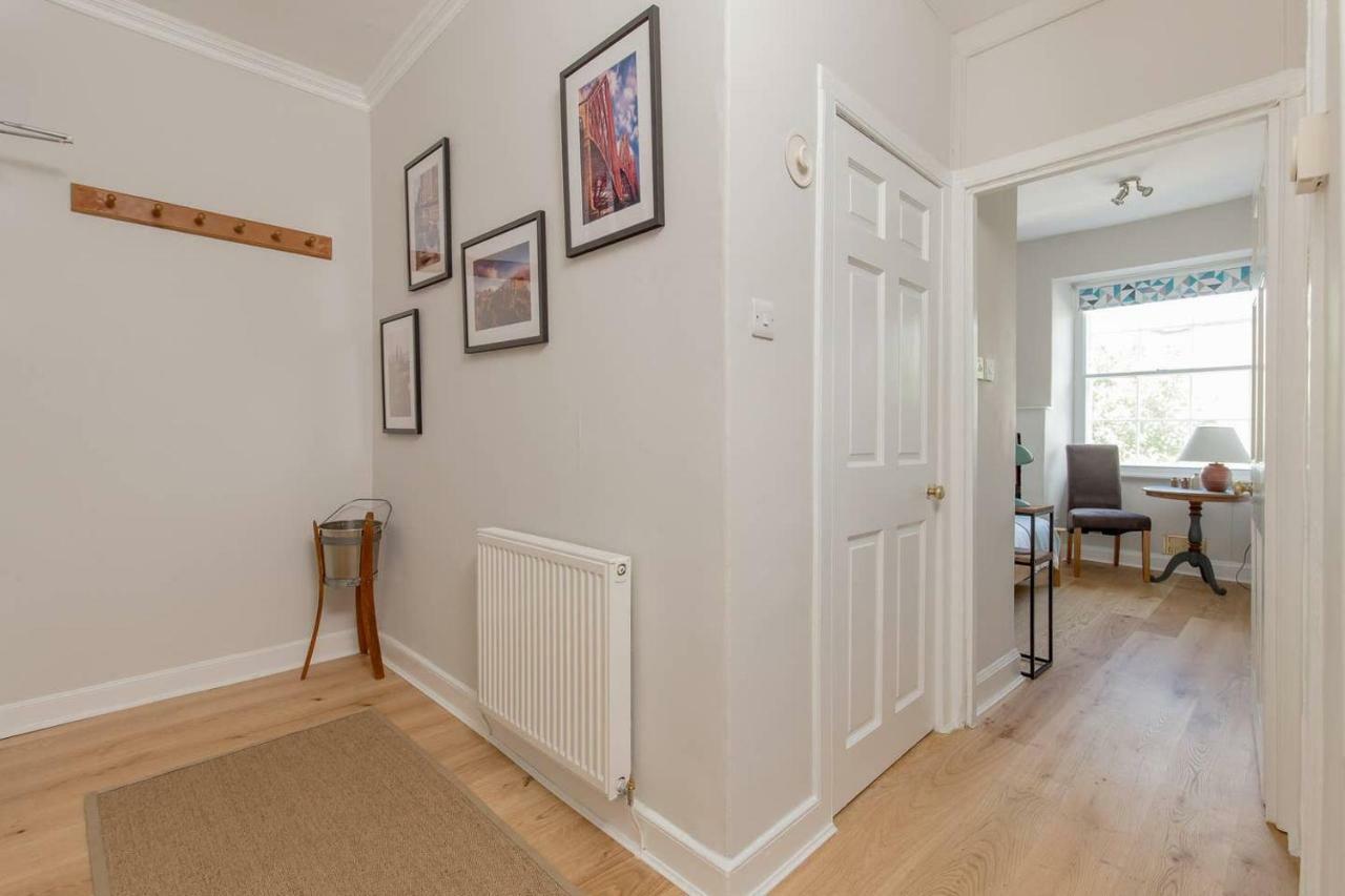Altido Elegant Georgian 2-Bedrm Apt In Heart Of Old Town Edimburgo Exterior foto