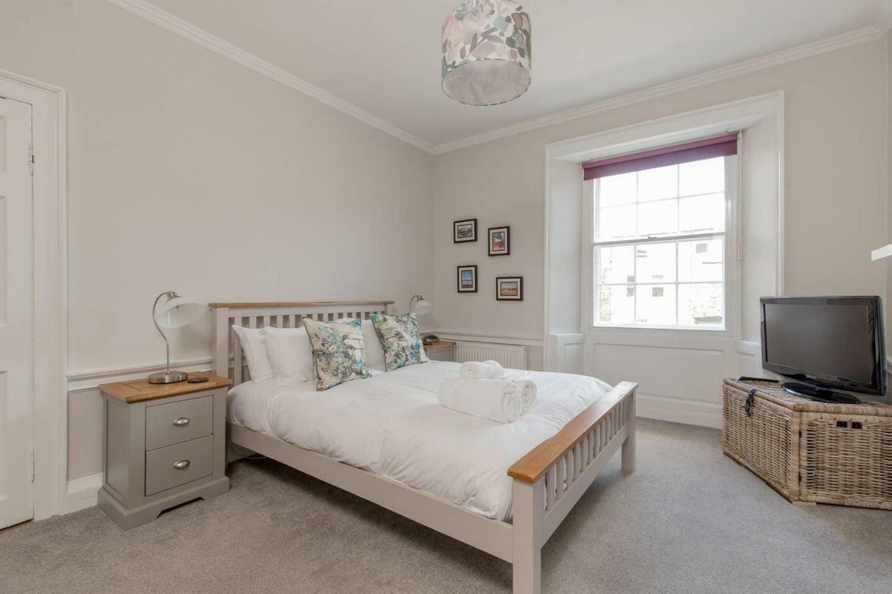 Altido Elegant Georgian 2-Bedrm Apt In Heart Of Old Town Edimburgo Exterior foto